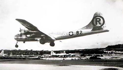 Boeing B-29 Superfortress Enola Gay, pi nvratu ze svren atomov pumy na Hiroshimu