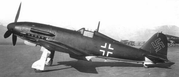 Prvn prototyp sthacho Fiatu G.56 sriovho sla MM.536 v kamufli Luftwaffe